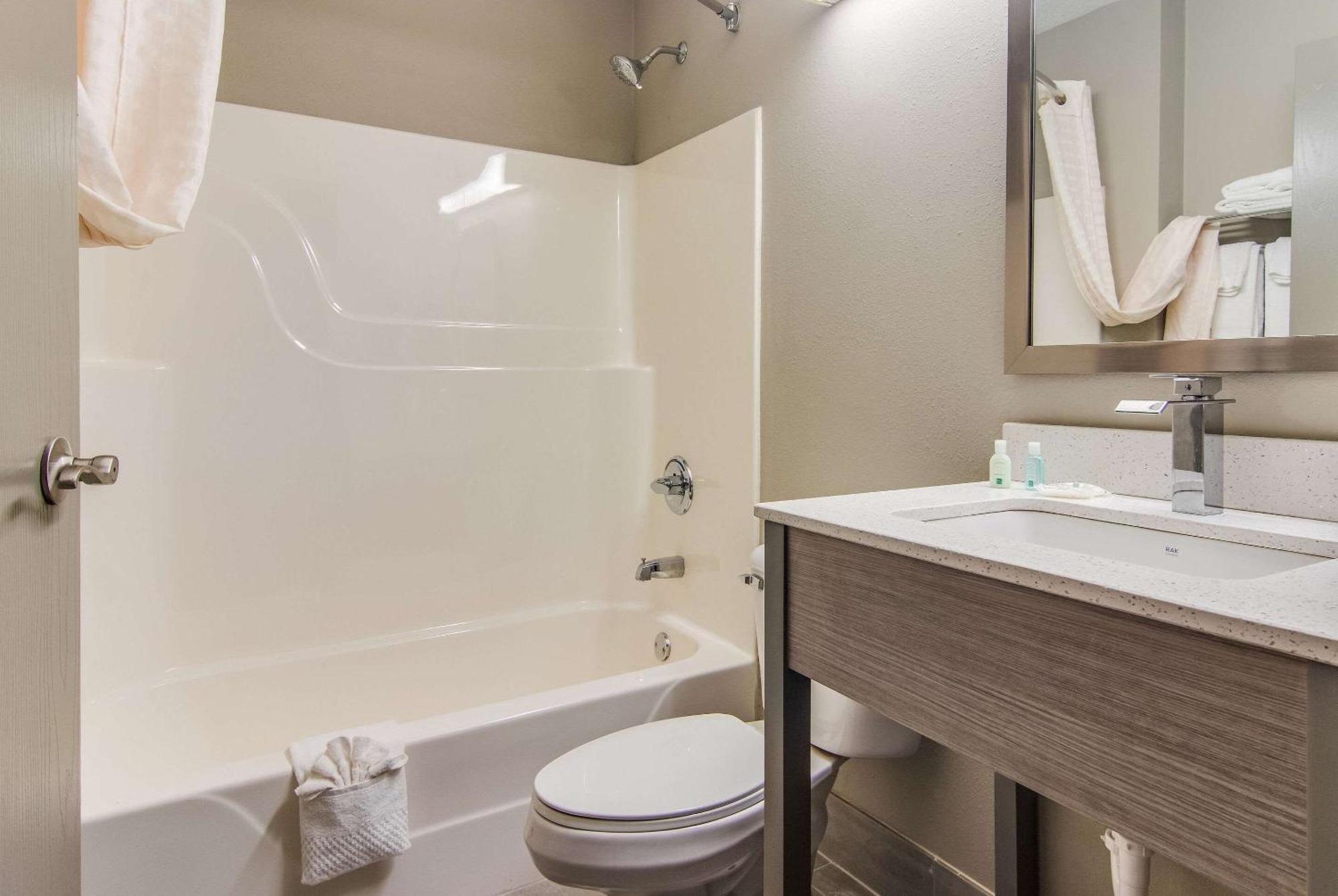 Quality Inn & Suites Grove City-Outlet Mall Экстерьер фото